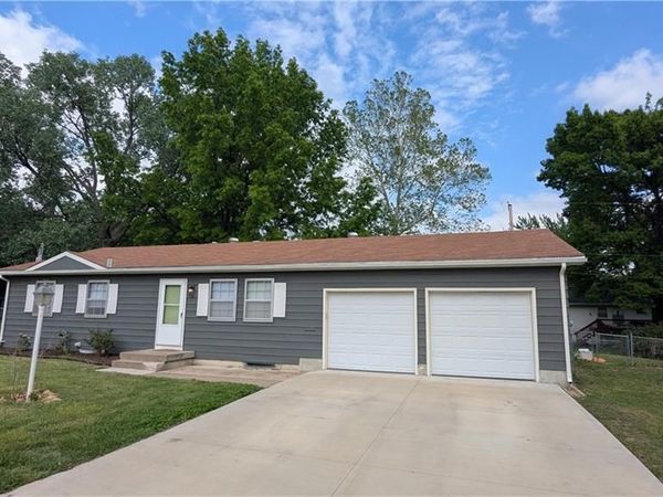 3622 SE Pinecrest Court, Topeka, KS 66605