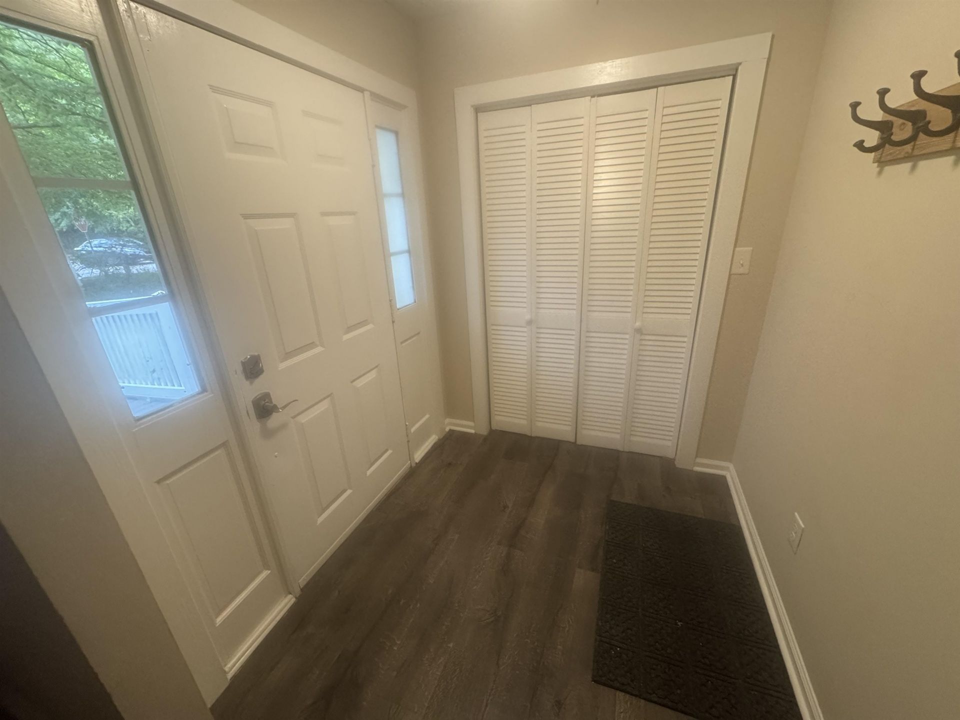 301 Stratford Pl. Photo 6