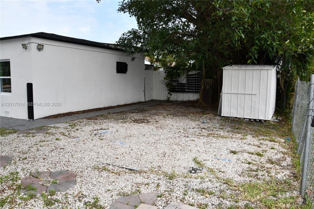 954 NW 75th St , Unit b, Miami, FL 33150 Photo
