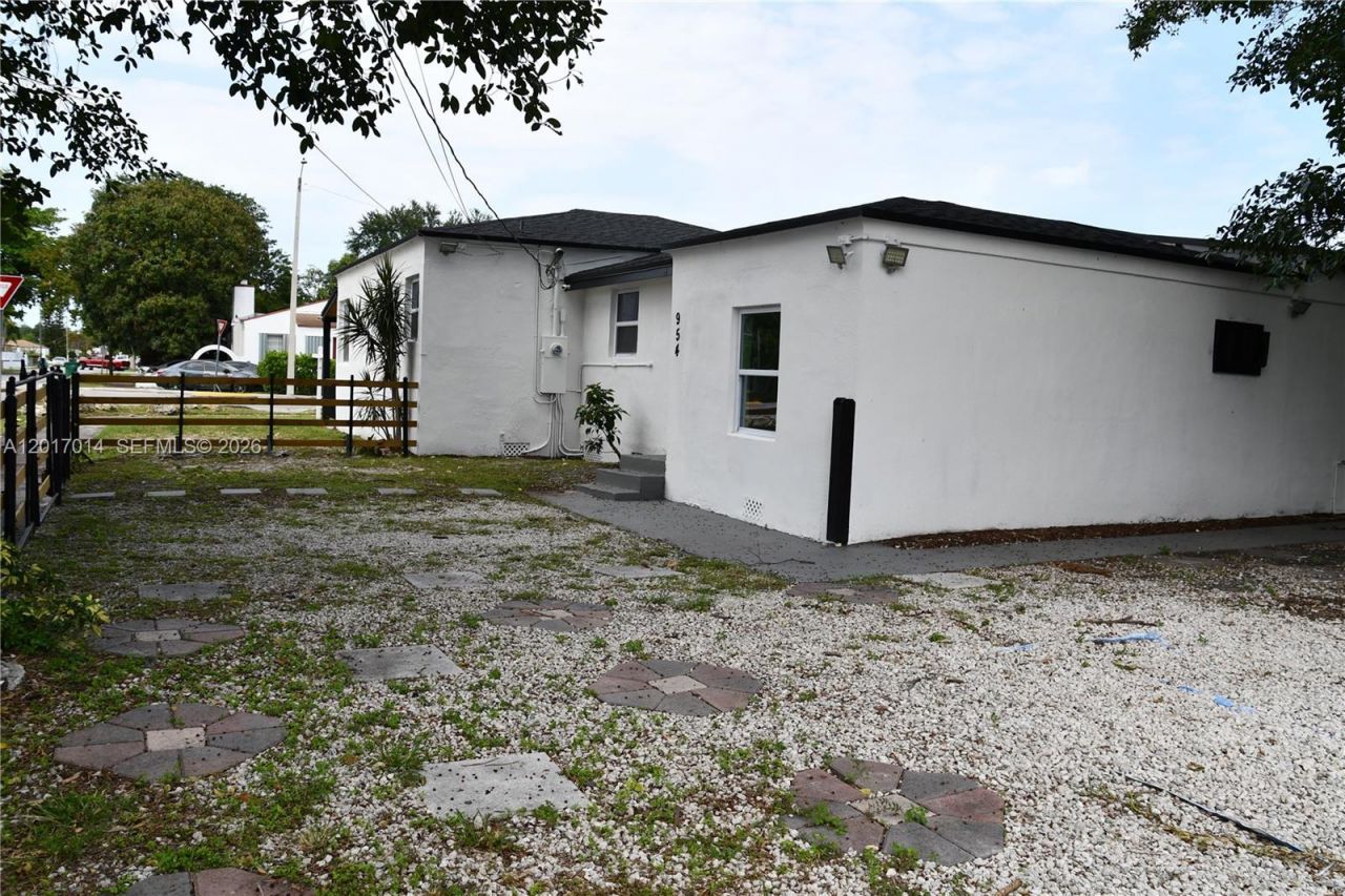 954 NW 75th St , Unit b, Miami, FL 33150 Photo