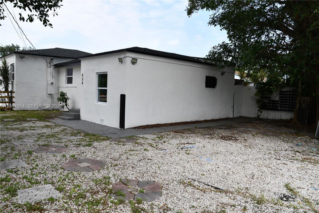 954 NW 75th St , Unit b, Miami, FL 33150 Photo