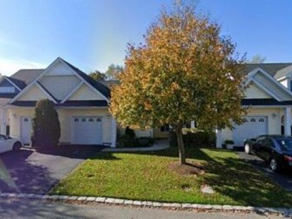 47 Stoneleigh Drive , Riverhead, NY 11901