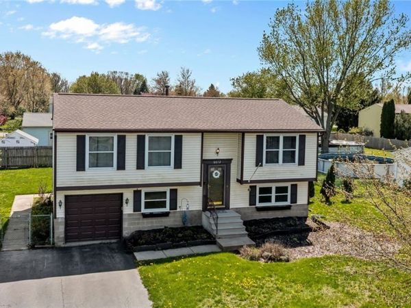 6612 Royal Parkway , Lockport, NY 14094