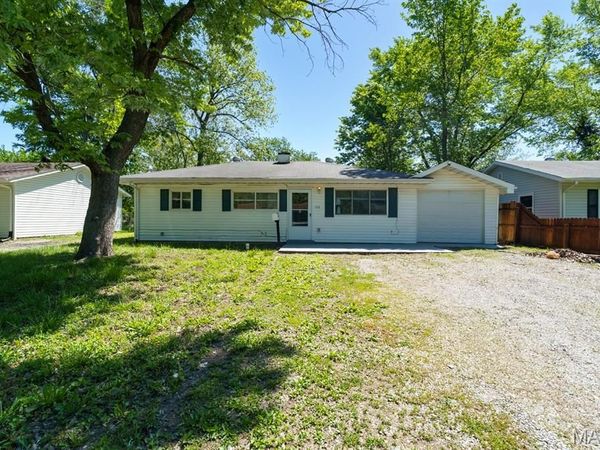 122 Saint James Lane , Cahokia, IL 62206