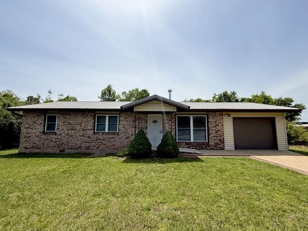 1230 Dewey Street , Houston, MO 65483