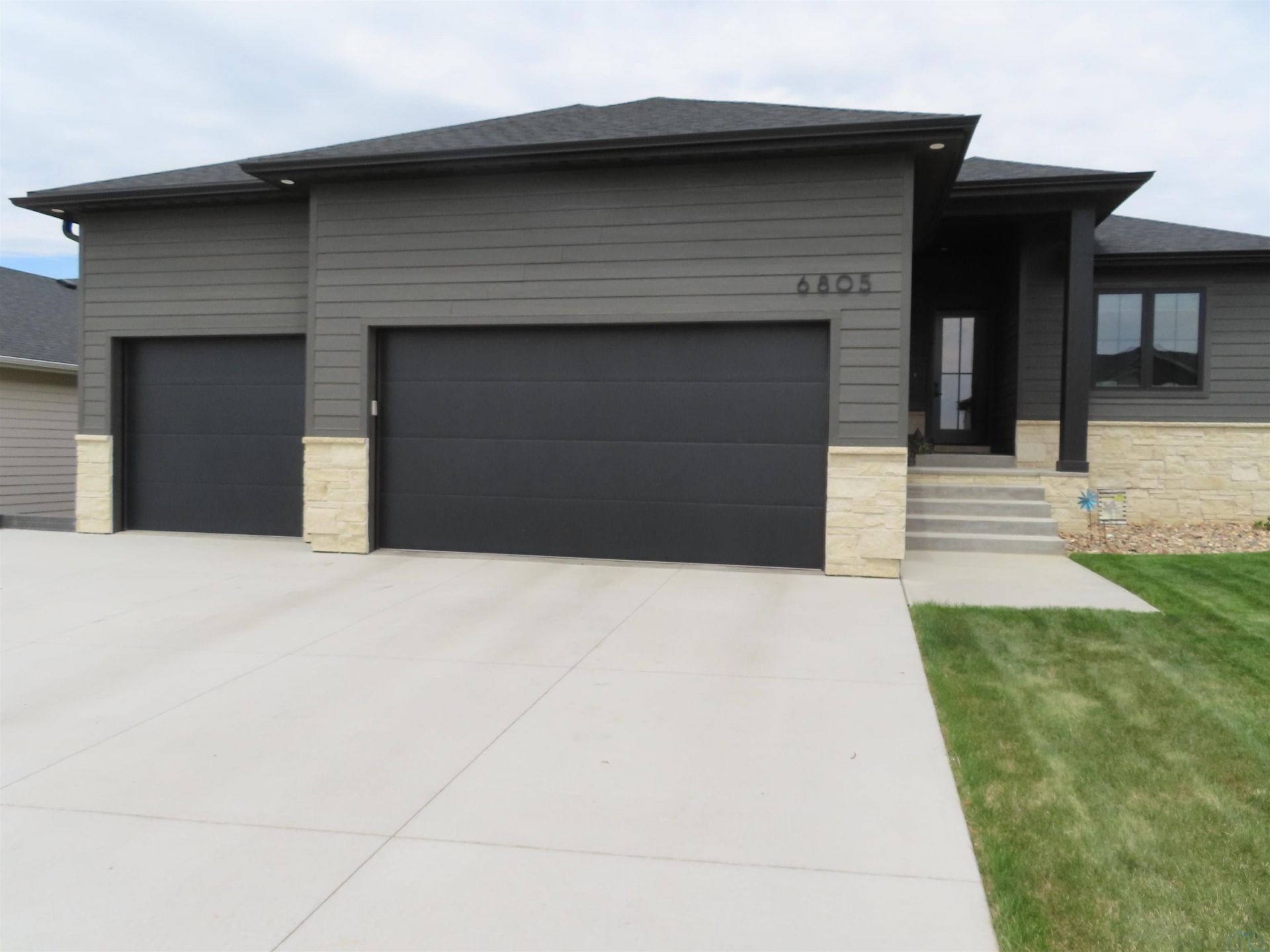 6805 Prairie View Dr, Sioux City, IA 51106 Main Photo