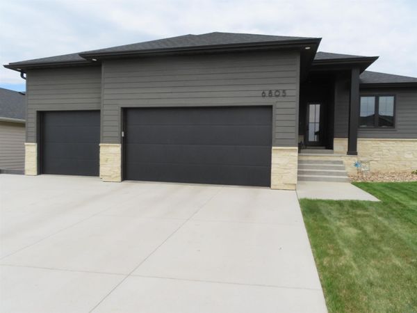 6805 Prairie View Dr, Sioux City, IA 51106