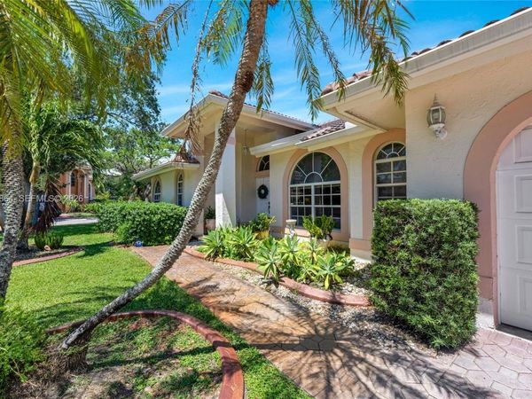 701 SW 93rd Ter, Pembroke Pines, FL 33025