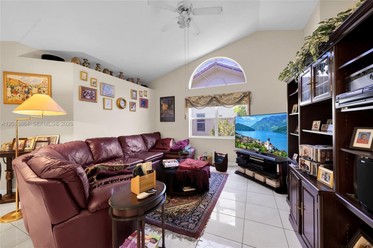 701 SW 93rd Ter, Pembroke Pines, FL 33025 Photo
