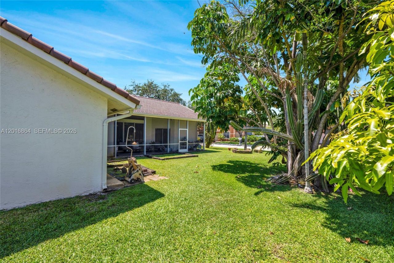 701 SW 93rd Ter, Pembroke Pines, FL 33025 Photo