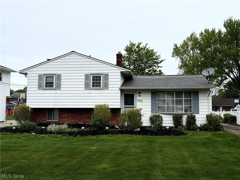 7525 Goldenrod Drive, Mentor on the Lake, OH 44060 Photo 1
