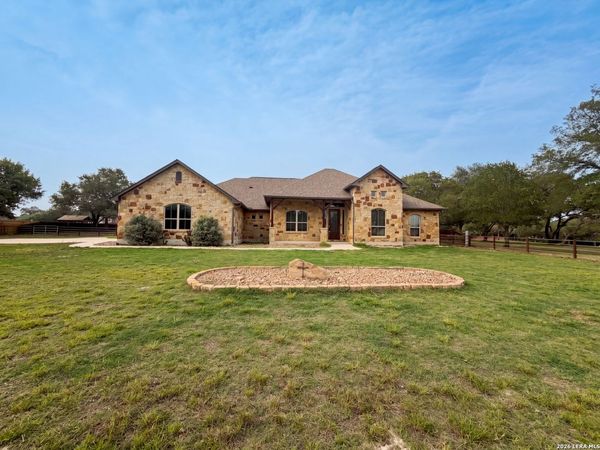 105 E EDEN VLY, Adkins, TX 78101