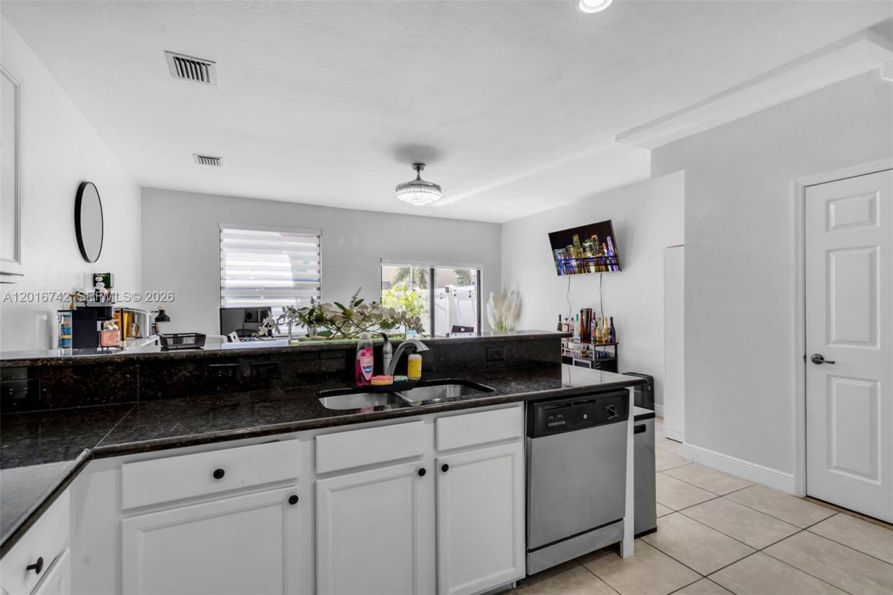 8936 W 35th Ln, Hialeah, FL 33018 Photo