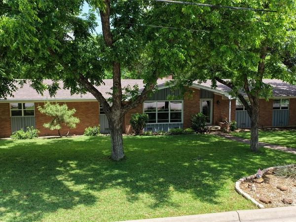 900 N Elm Street, Comanche, TX 76442
