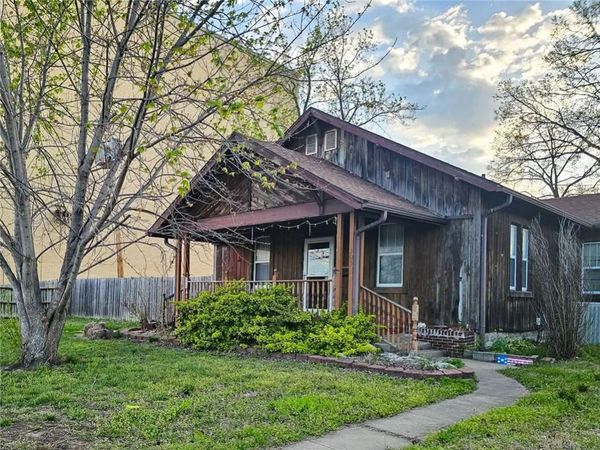 203 S Sycamore Street, Iola, KS 66749