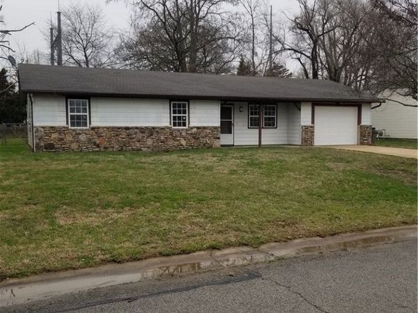 907 SE H Street , Bentonville, AR 72712