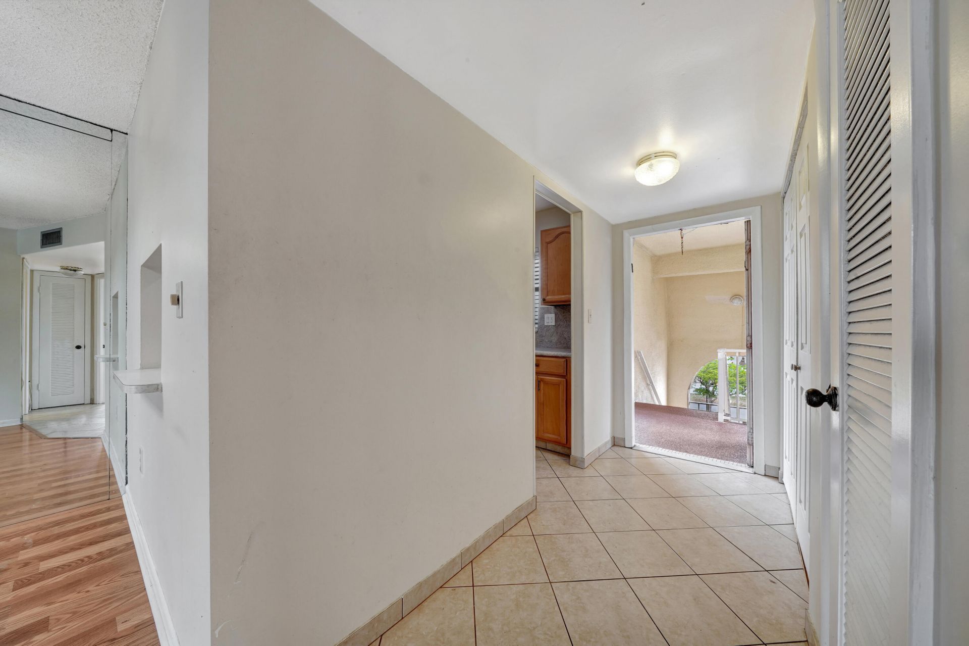 8435 Sunrise Lakes Boulevard, Unit 301, Sunrise, FL 33322 Photo