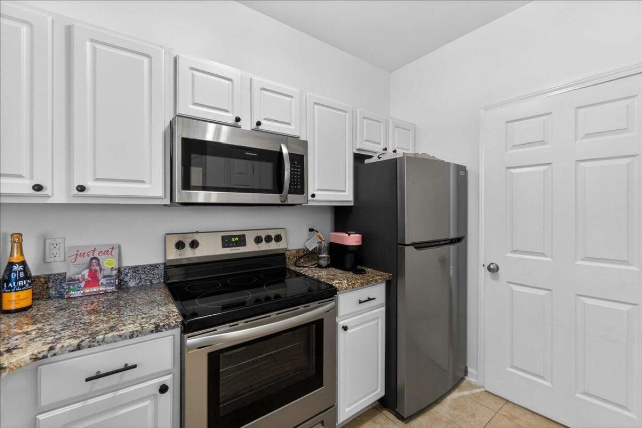 1600 Long Grove Drive Photo 14