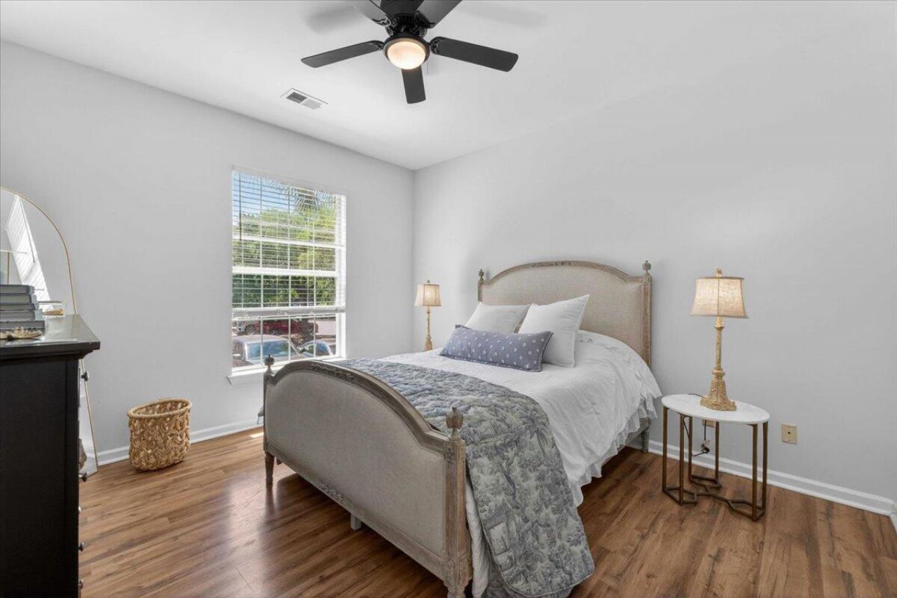 1600 Long Grove Drive Photo 16