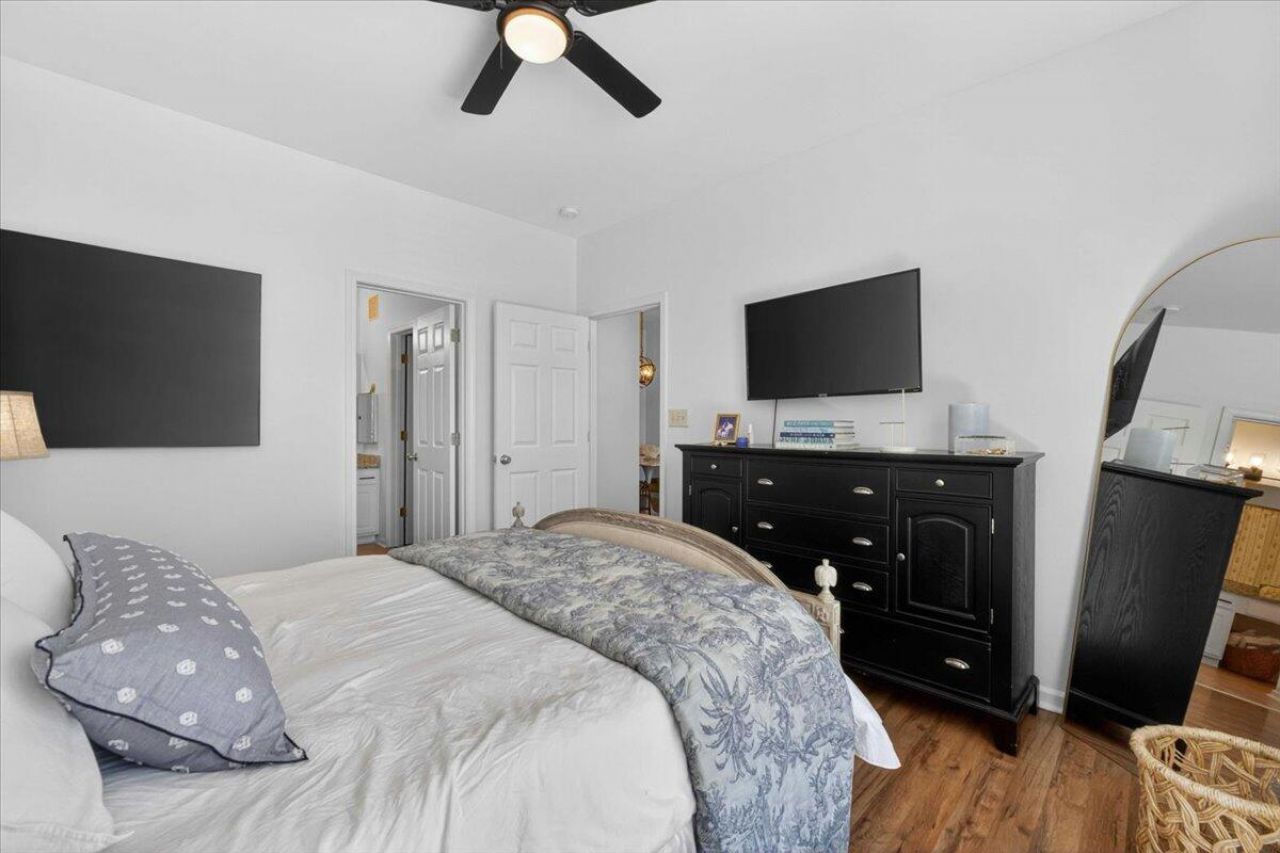 1600 Long Grove Drive Photo 17