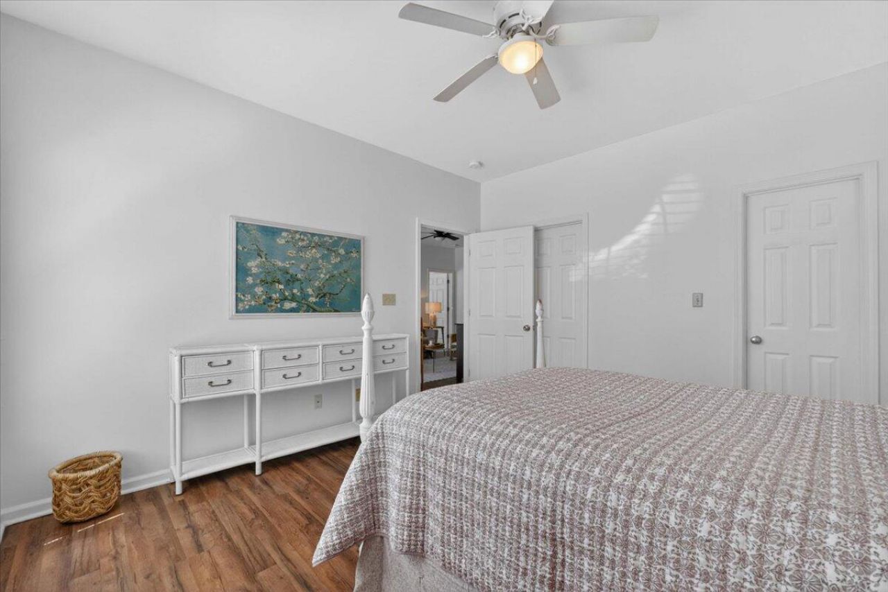 1600 Long Grove Drive Photo 21