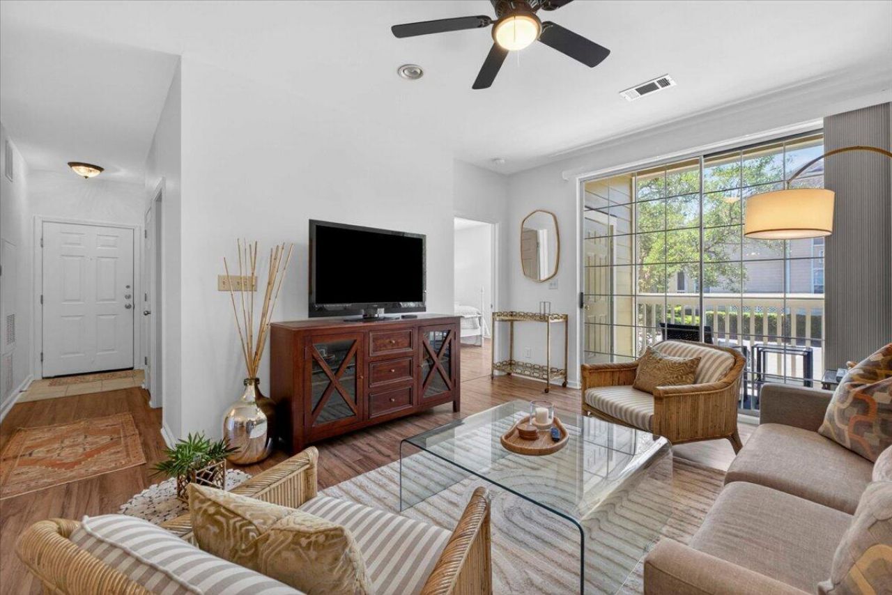 1600 Long Grove Drive Photo 4