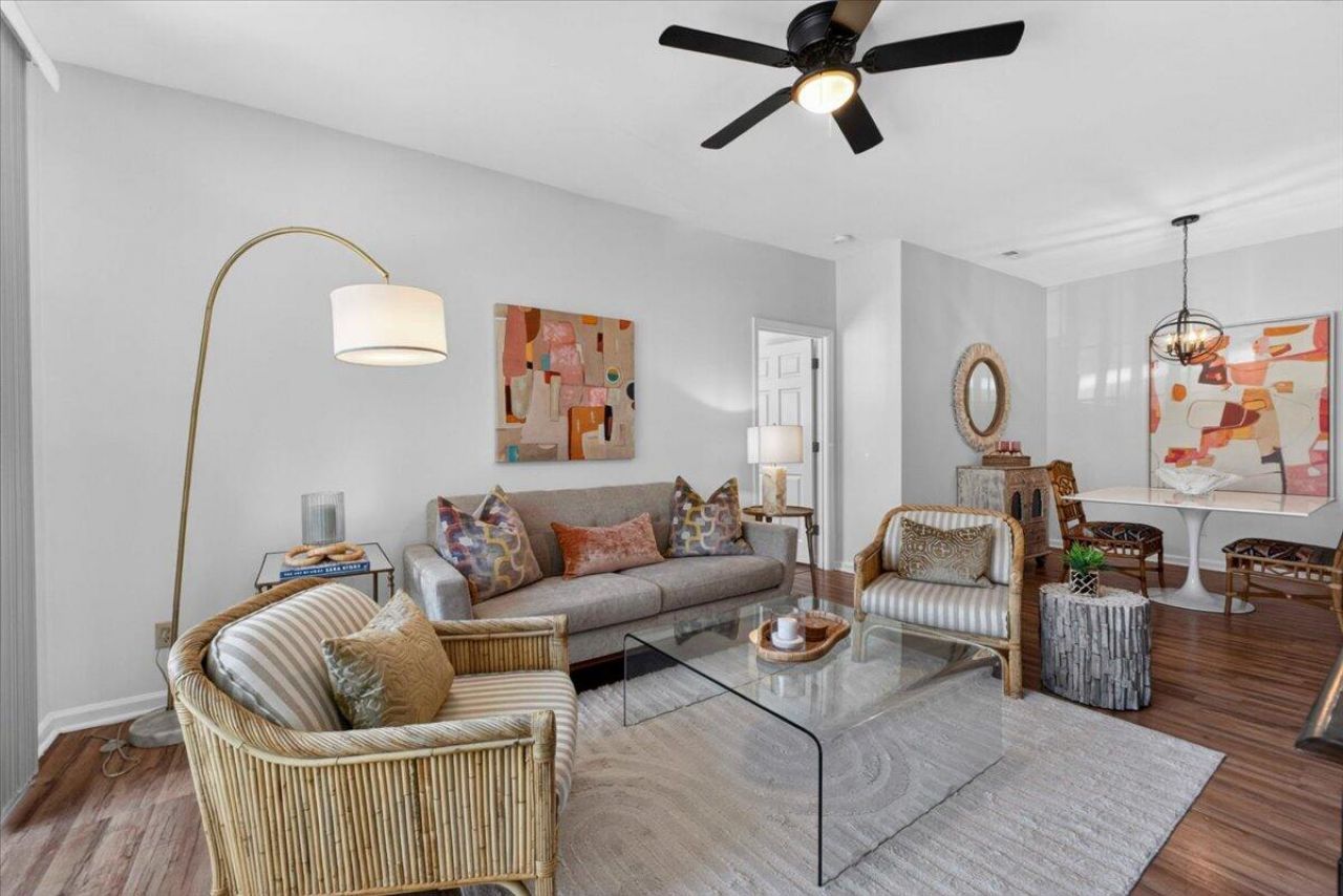 1600 Long Grove Drive Photo 5