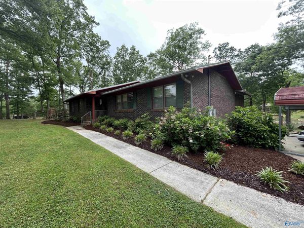 210 Aqua Vista Drive East, Gadsden, AL 35901
