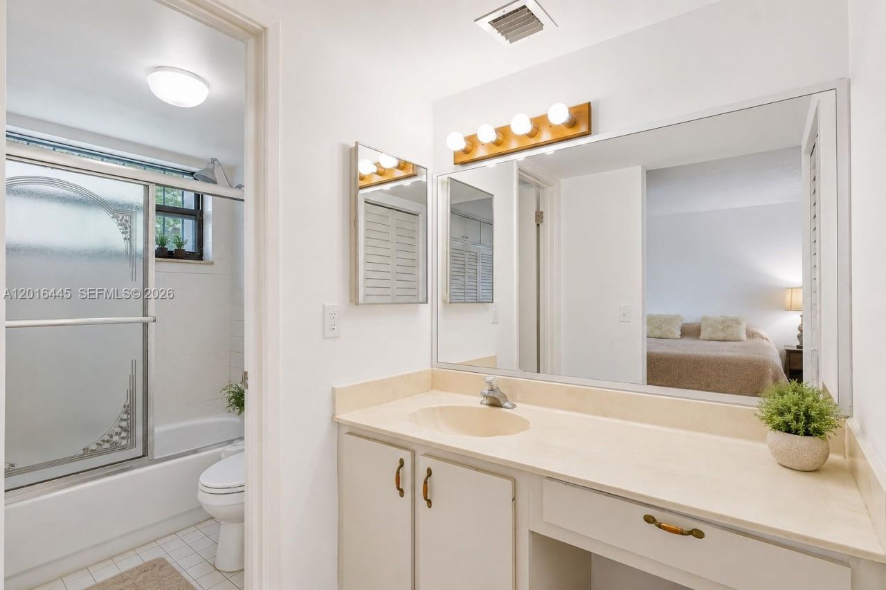 425 W Park Dr , Unit 10, Miami, FL 33172 Photo