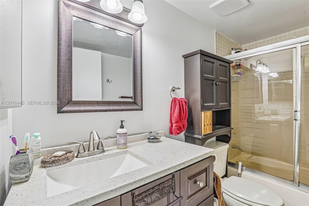 425 W Park Dr , Unit 10, Miami, FL 33172 Photo