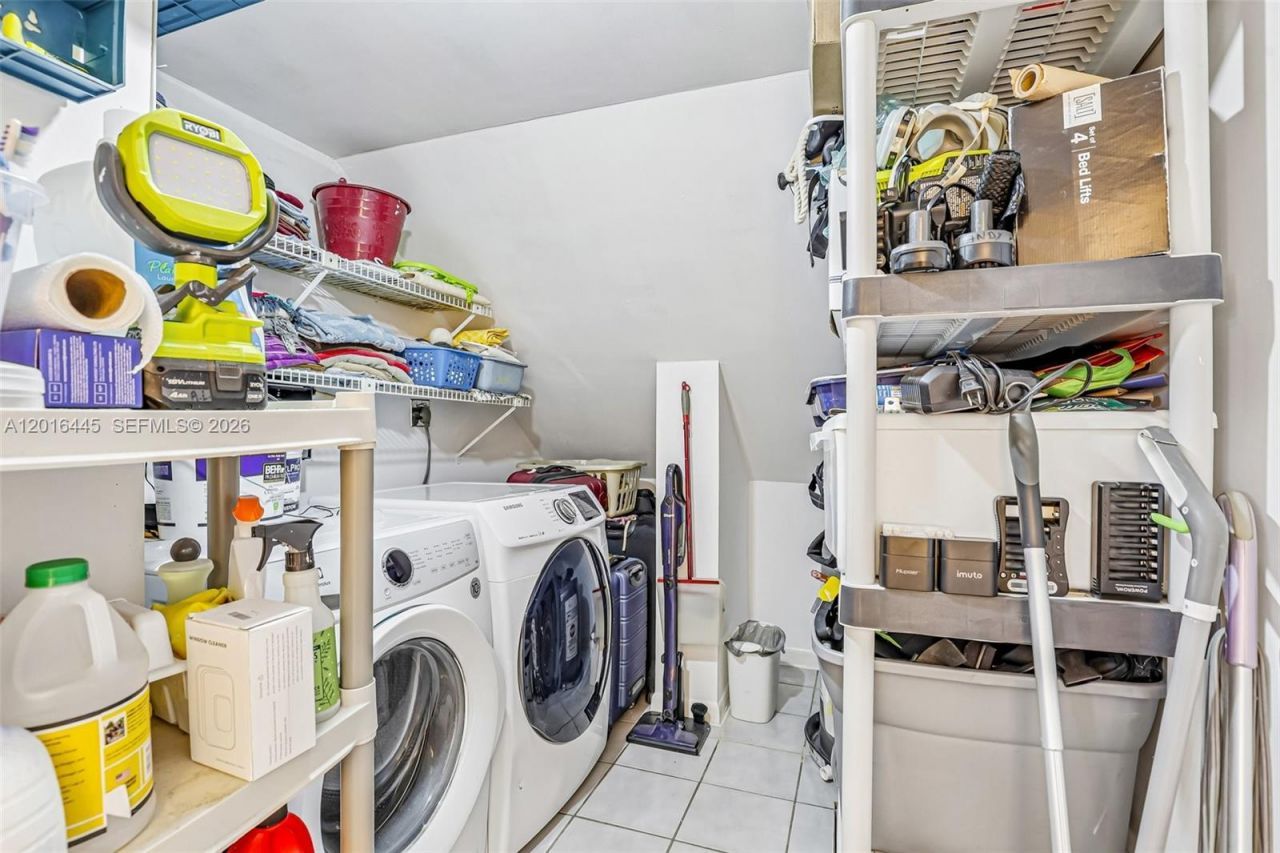 425 W Park Dr , Unit 10, Miami, FL 33172 Photo