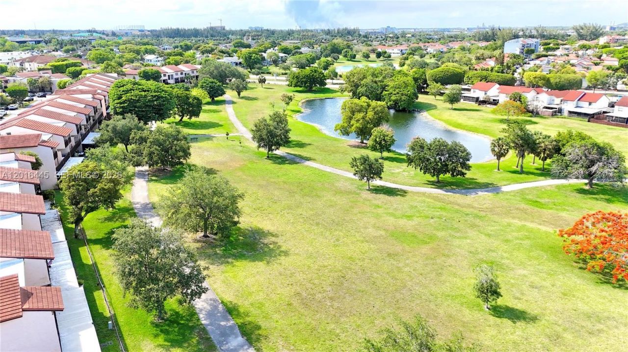 425 W Park Dr , Unit 10, Miami, FL 33172 Photo