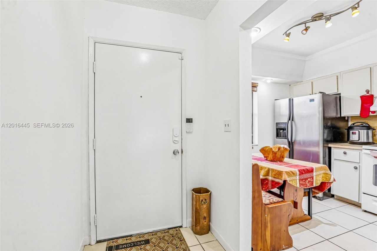 425 W Park Dr , Unit 10, Miami, FL 33172 Photo