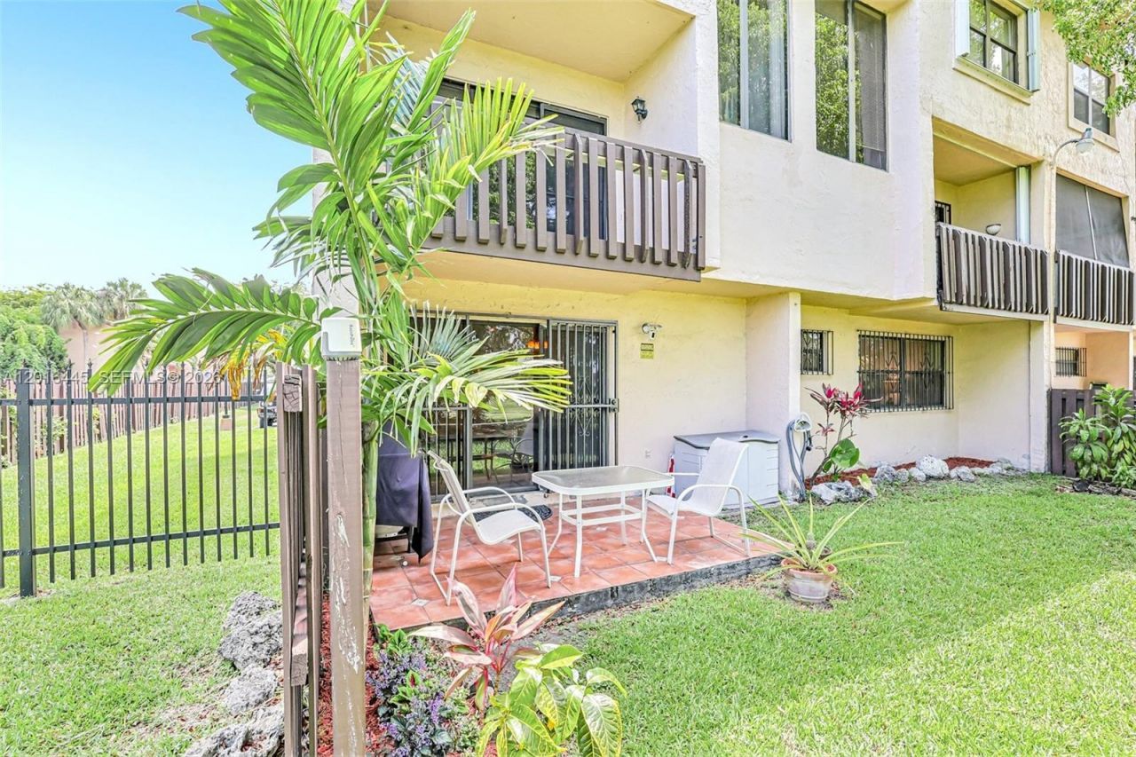 425 W Park Dr , Unit 10, Miami, FL 33172 Photo