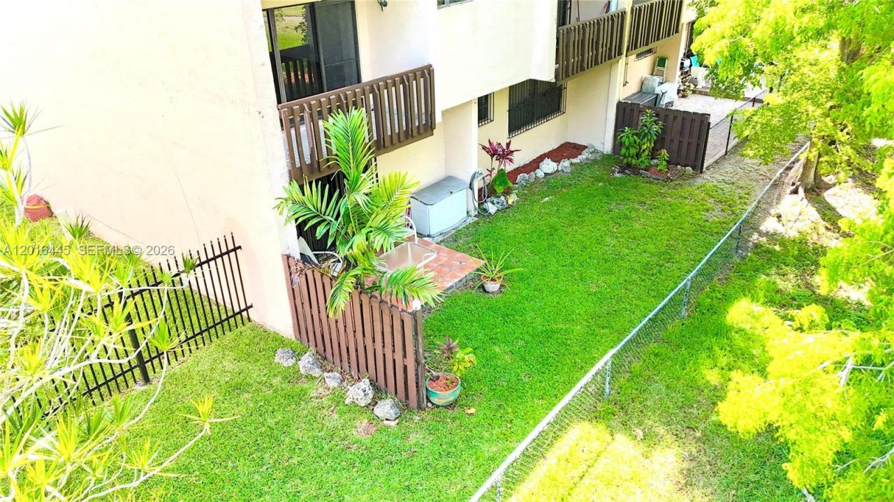 425 W Park Dr , Unit 10, Miami, FL 33172 Photo