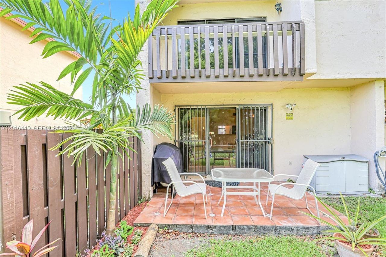 425 W Park Dr , Unit 10, Miami, FL 33172 Photo