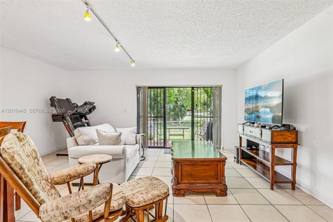 425 W Park Dr , Unit 10, Miami, FL 33172 Photo