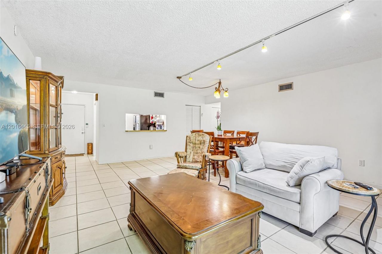 425 W Park Dr , Unit 10, Miami, FL 33172 Photo