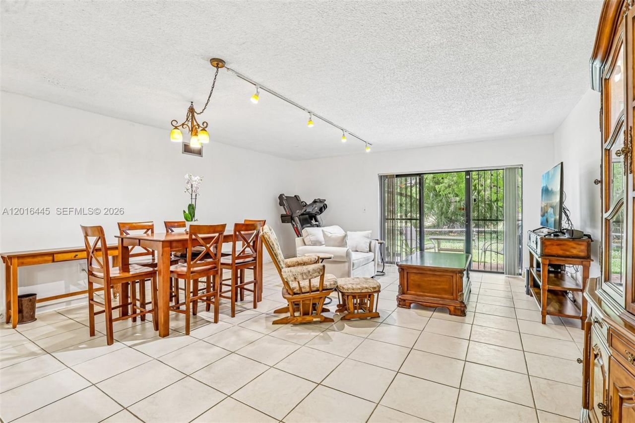 425 W Park Dr , Unit 10, Miami, FL 33172 Photo