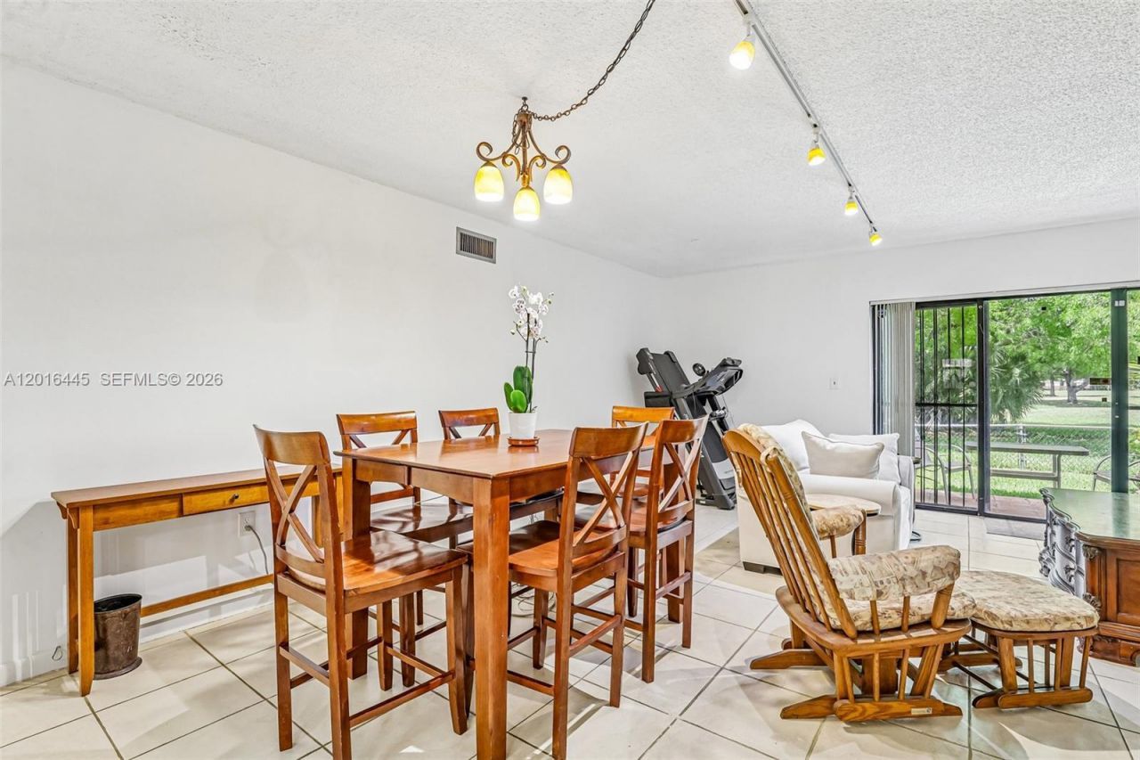425 W Park Dr , Unit 10, Miami, FL 33172 Photo