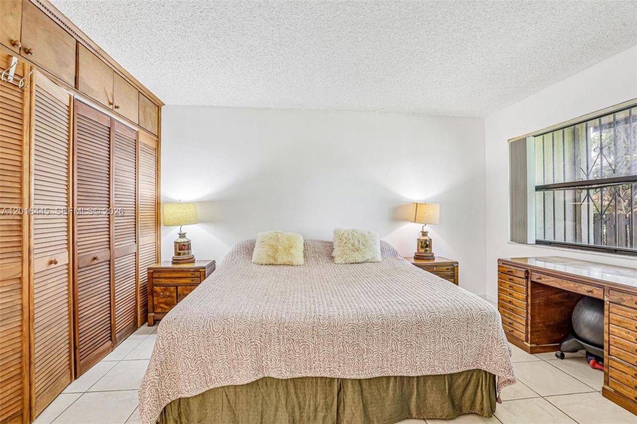 425 W Park Dr , Unit 10, Miami, FL 33172 Photo