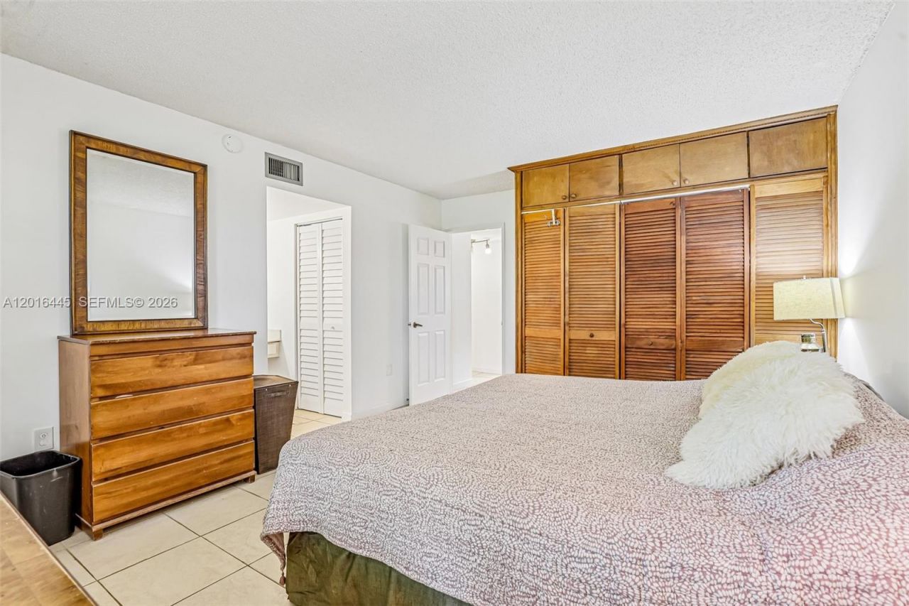 425 W Park Dr , Unit 10, Miami, FL 33172 Photo