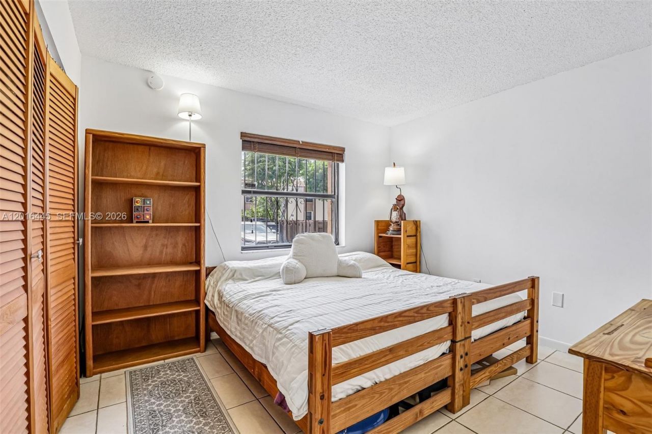 425 W Park Dr , Unit 10, Miami, FL 33172 Photo