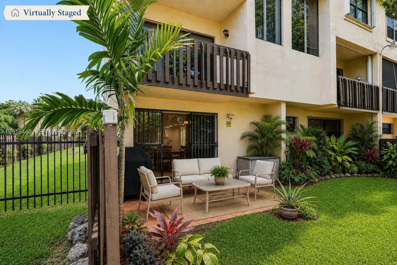 425 W Park Dr , Unit 10, Miami, FL 33172 Photo