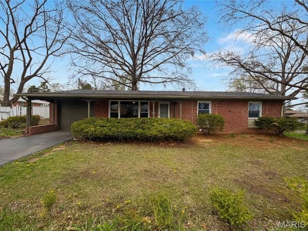 569 Lodge Drive , St Louis, MO 63126