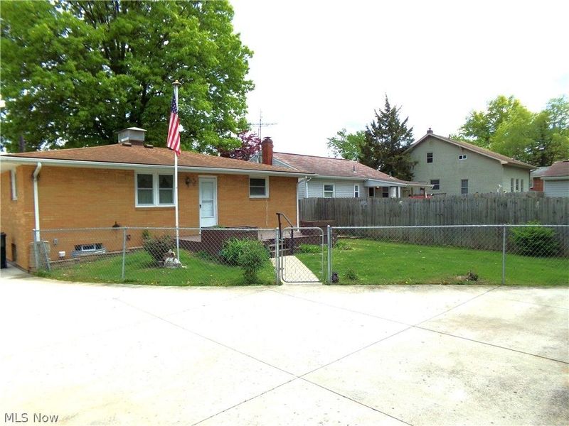317 Wrexham Avenue SW, Massillon, OH 44646 Photo 2