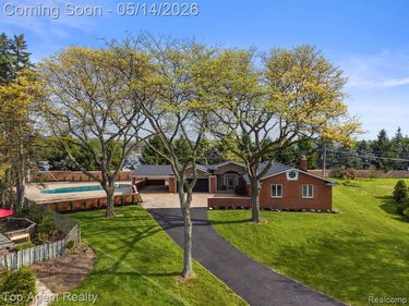 6739 White Pine Court, Bloomfield Hills, MI 48301