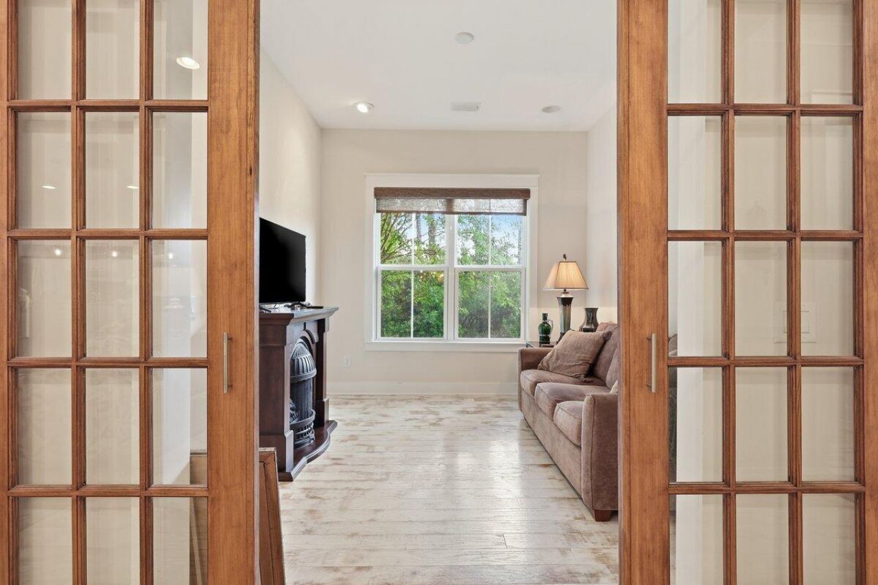 403 Four Seasons Boulevard Photo 16