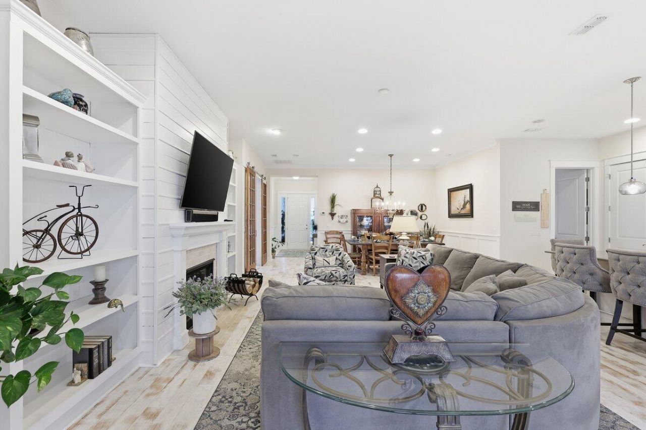 403 Four Seasons Boulevard Photo 24