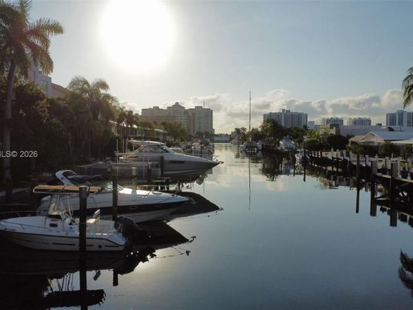 2908 Bayview Dr, Fort Lauderdale, FL 33306